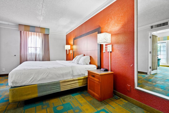 1 King Bed Mobility Hearing Impaired Accessible Room (21 of 22)
