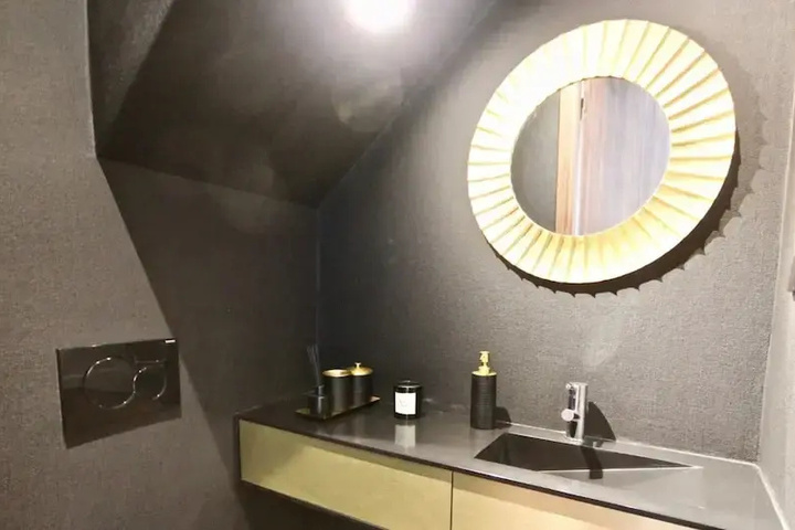 Room 9 of 16