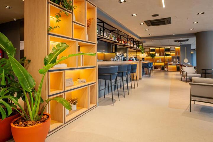 Lounge 11 of 23