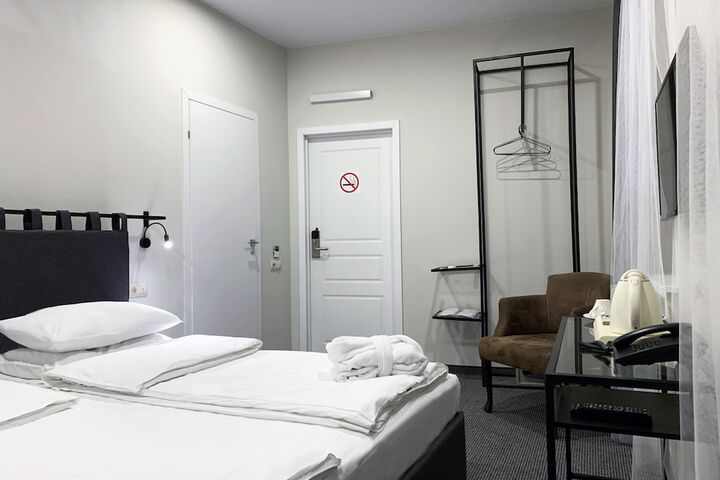 Room 5 of 11