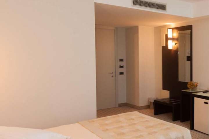 Room 9 of 35
