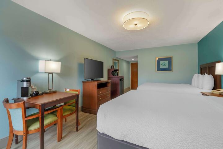 2 Queen Beds Microwave and Refrigerator WiFi Full Breakfast (6 of 9)