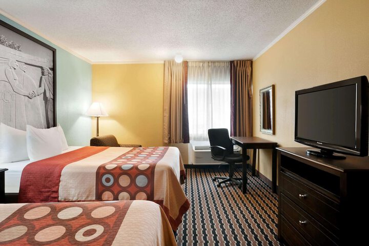2 Queen Beds (3 of 5)