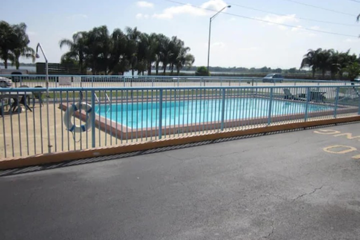 Pool 17 of 21