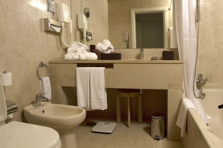 Room 16 of 37