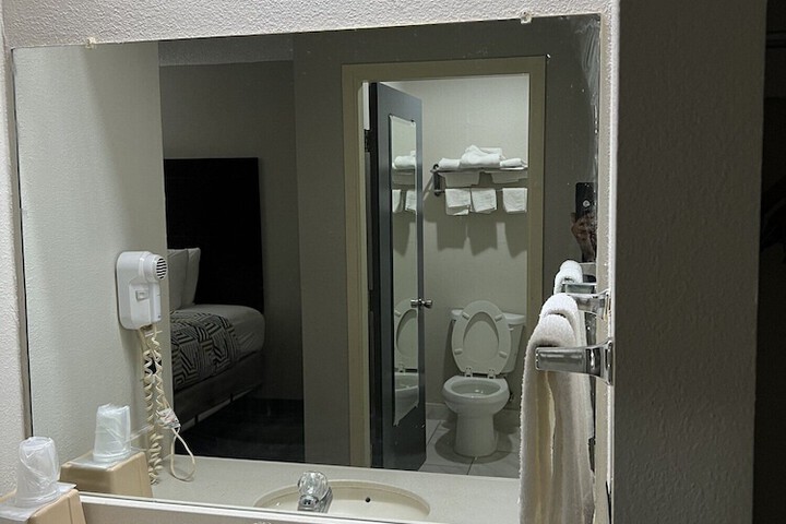 Room 28 of 84