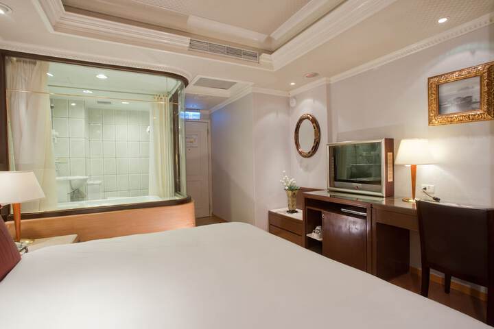 Room 7 of 18
