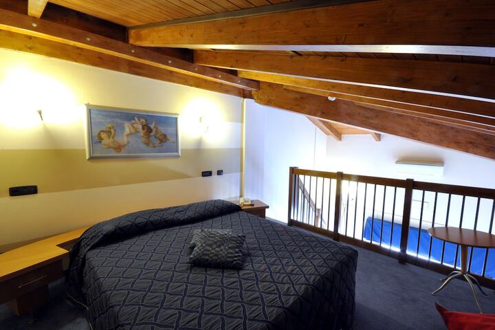 Room 6 of 30