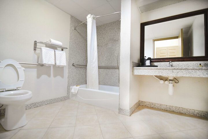 Accessible Suite King Bed Accessible Bathtub Microwave and Refrigerator WiFi Non S (26 of 39)
