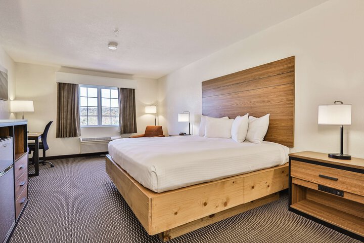 1 King Bed High Speed Internet Accessible Work Desk Coffee Maker Full Breakfast (14 of 15)