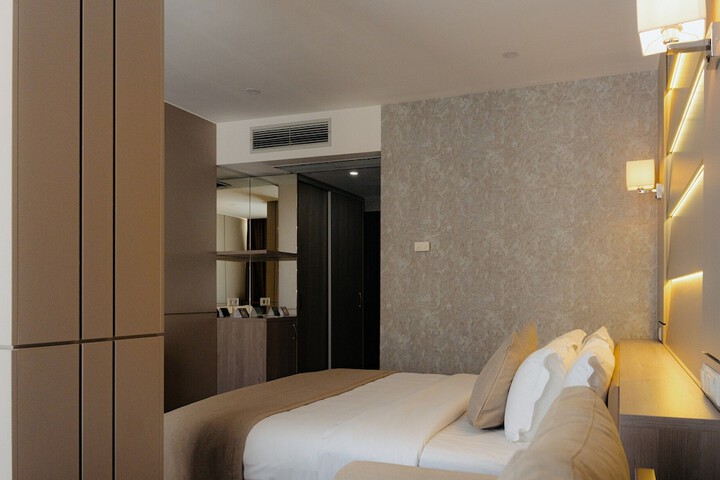 Room 32 of 80