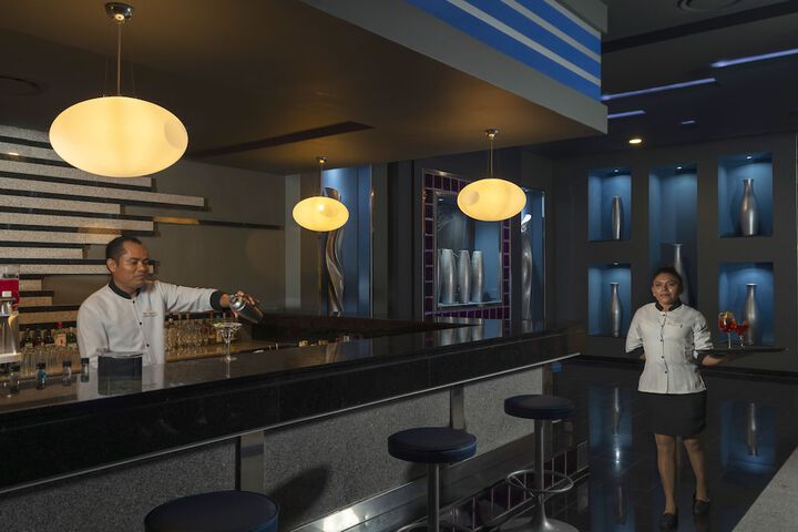 Lounge 68 of 82