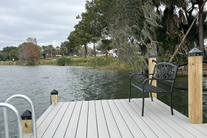 Exterior of Lake Silver V - Lake House with Dock - Legoland Getaway!