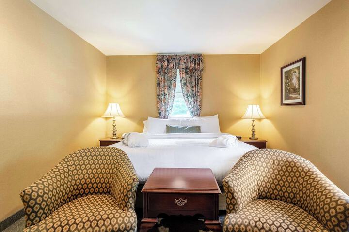 1 King Bed Accessible (3 of 37)
