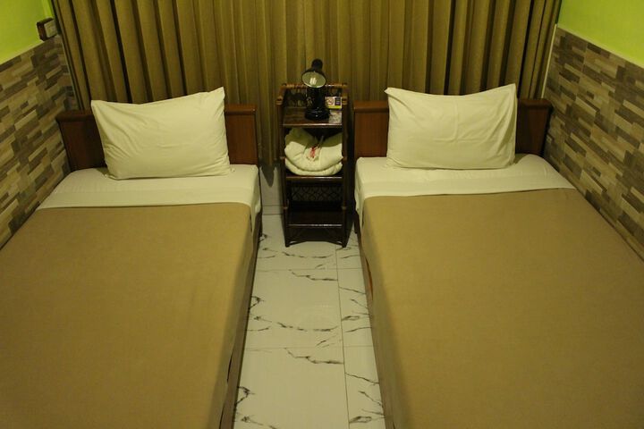 Room 5 of 115
