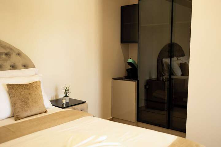 Room 4 of 100