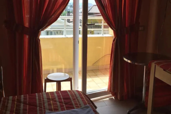 Room 6 of 11