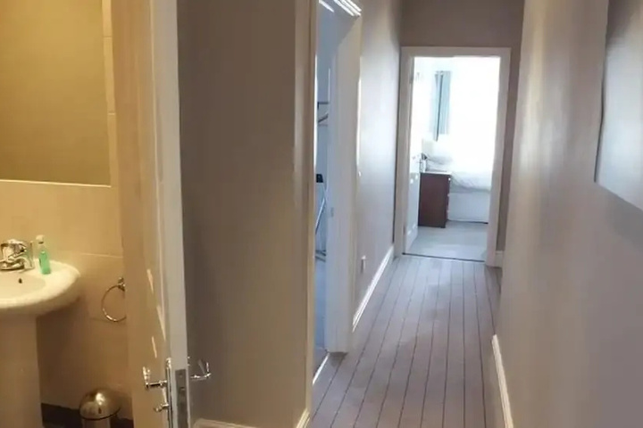 Room 7 of 18