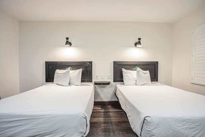 2 Double Beds (9 of 15)