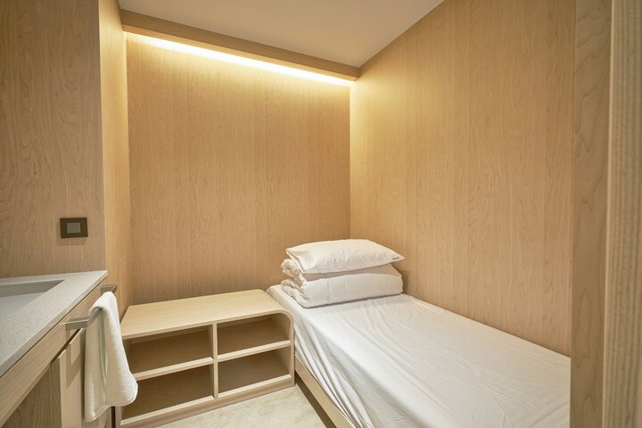 Room 6 of 142
