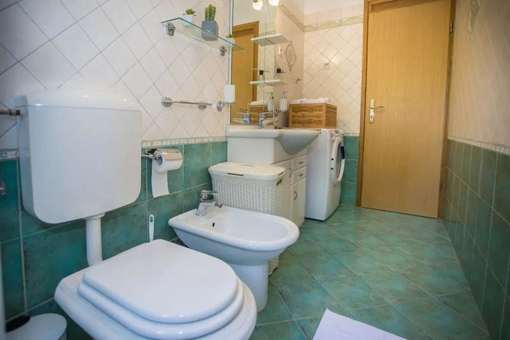 Room 6 of 14