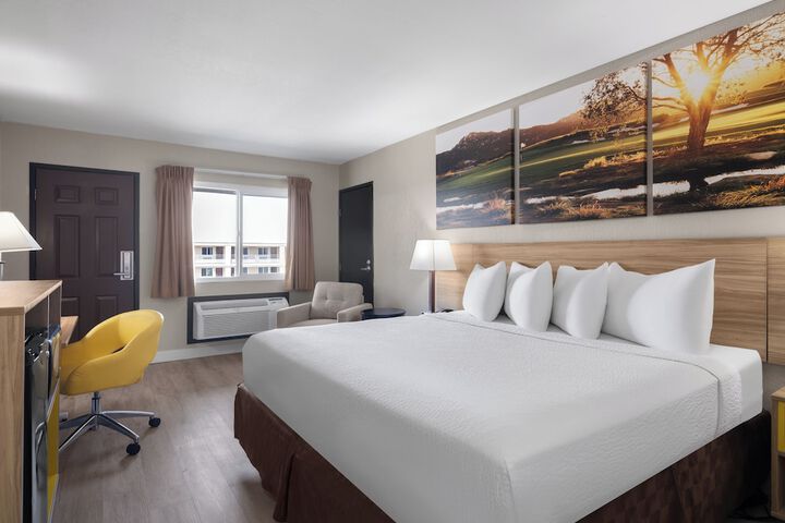 1 King Bed (13 of 17)