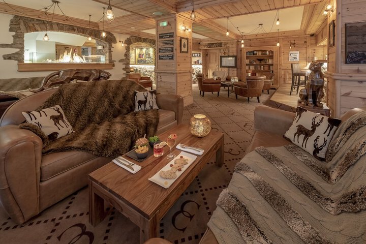 Lounge 100 of 107