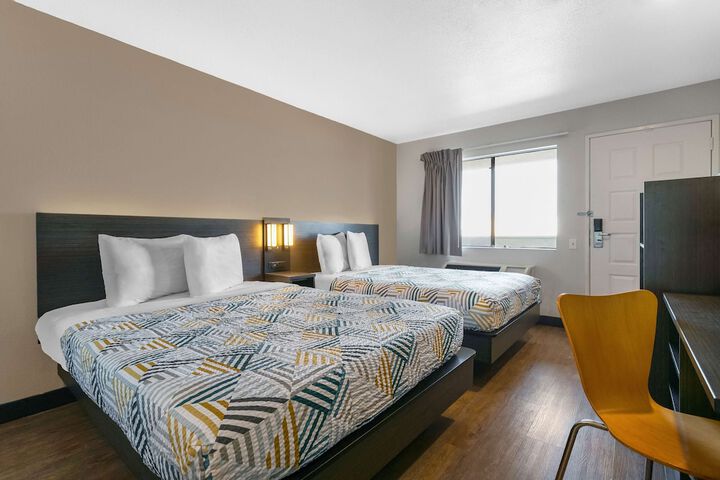1 Queen Bed Micfridge (8 of 8)