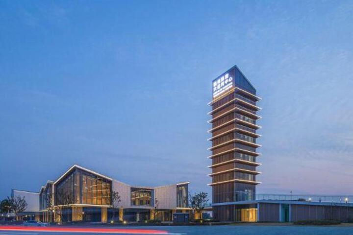 Deep Submarine Star Hotel (Yangzhou East High-speed Railway Station)