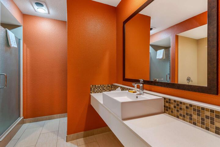 Suite 1 King Bed Wet Bar Microwave and Refrigerator WiFi Full Breakfast (6 of 18)