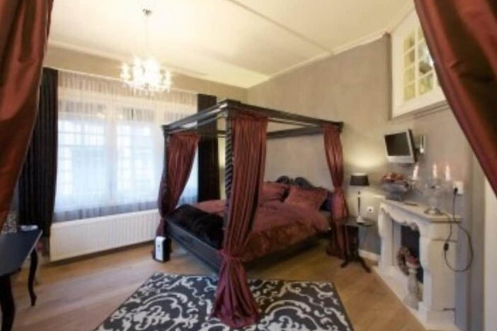 Room 33 of 46