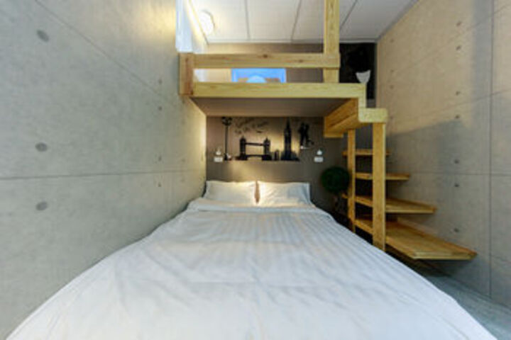 Room 7 of 25
