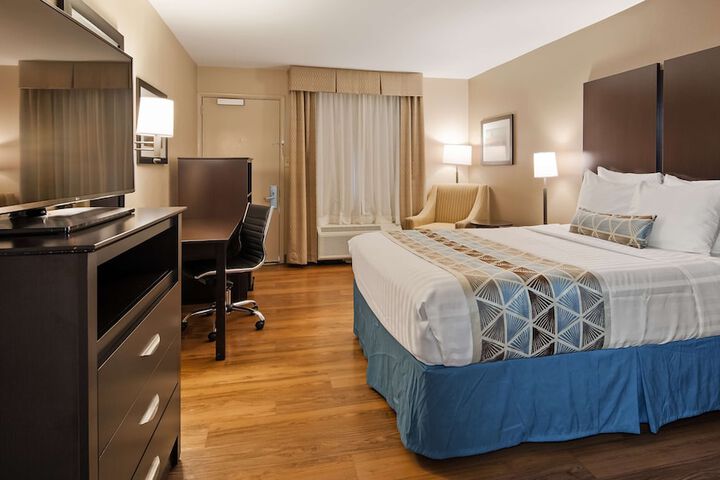 1 Queen Bed High Speed Internet Accessible Coffee Maker, Hairdryer Iron and Ironing Board Continental Breakfast (12 of 13)