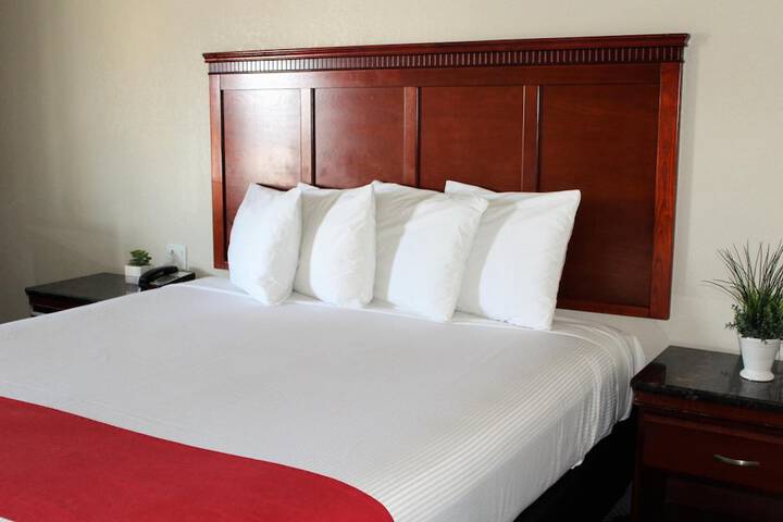 1 Queen Bed (15 of 16)