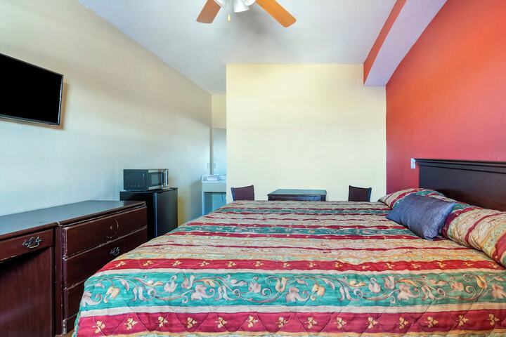 1 King Bed (1 of 7)