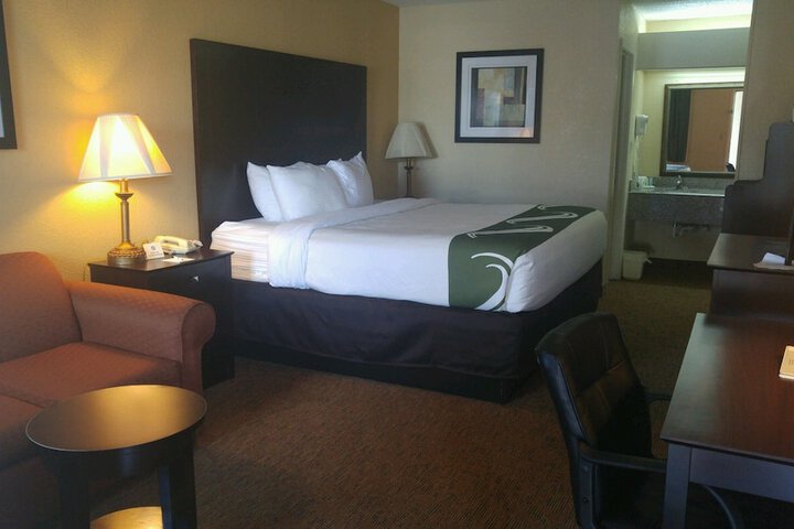 1 King Bed (4 of 15)