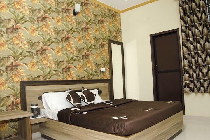 Room 4 of 8