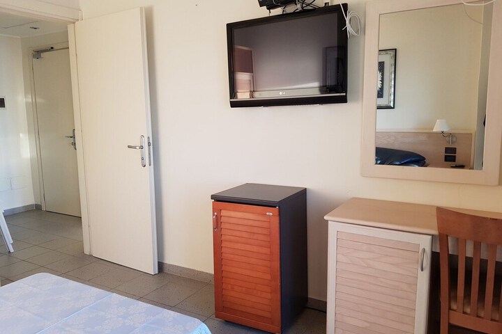 Room 6 of 48