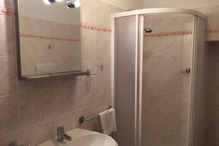 Room 6 of 62