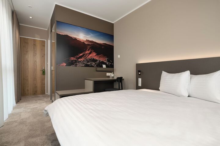 Room 9 of 14