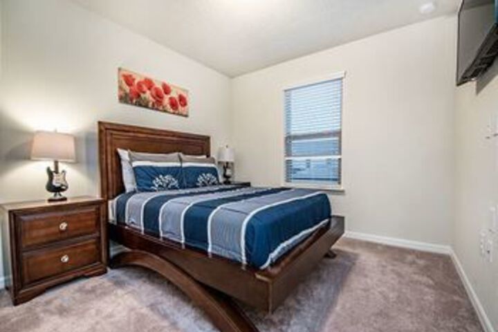 Room 6 of 12