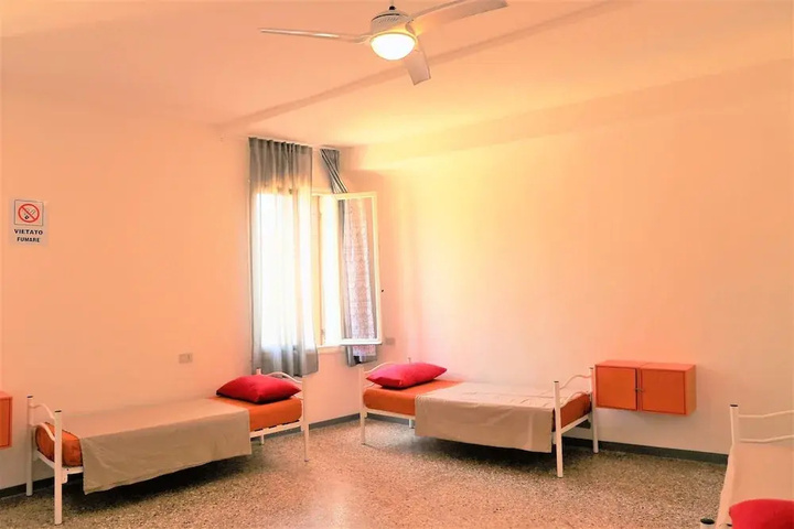 Room 4 of 10