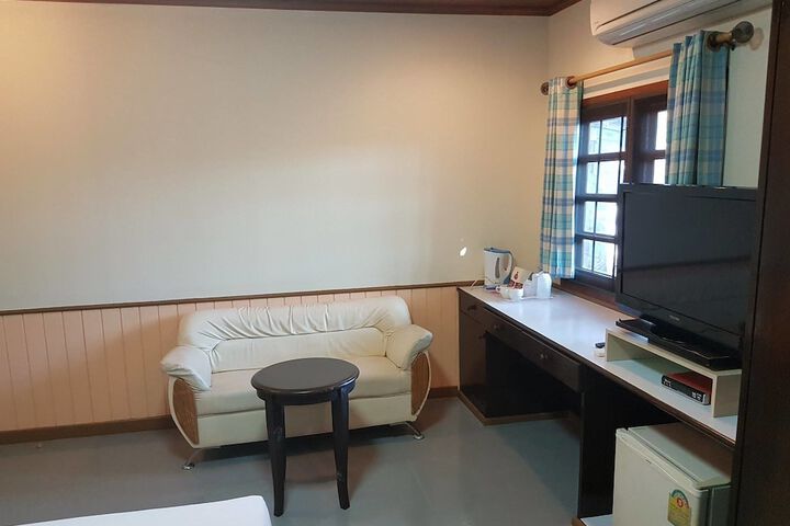 Room 9 of 32