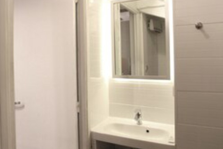 Room 8 of 34