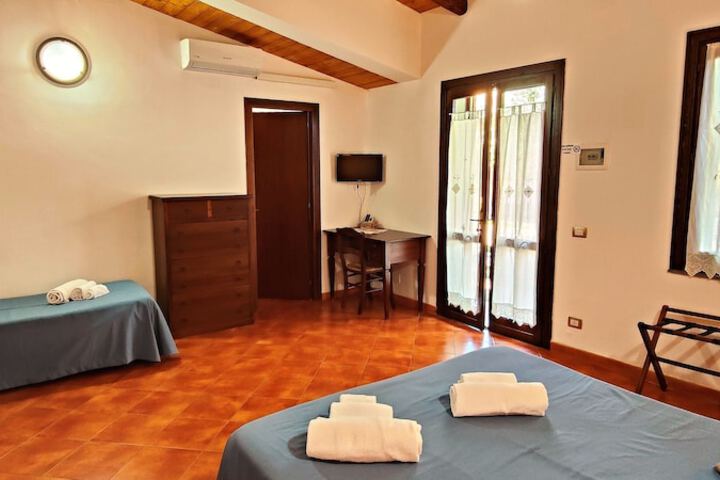 Room 5 of 98