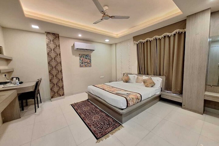 Room 11 of 32