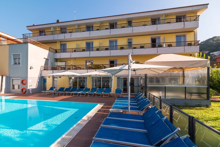 Pools & Facilities