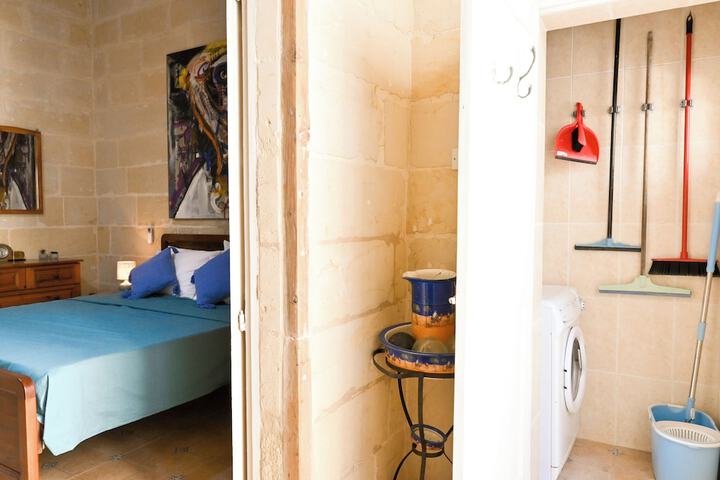 Room 2 of 40