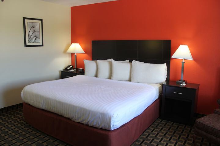 1 King Bed (10 of 23)