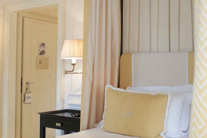 Room 42 of 106